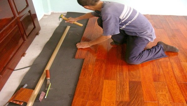 Đội thợ mộc chuyên nghiệp tháo dỡ, sửa chữa sàn gỗ cũ tại Hà nội