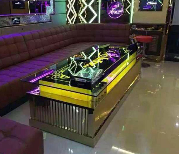 Mê mẩn những mẫu bàn Karaoke đẹp bằng inox mạ vàng