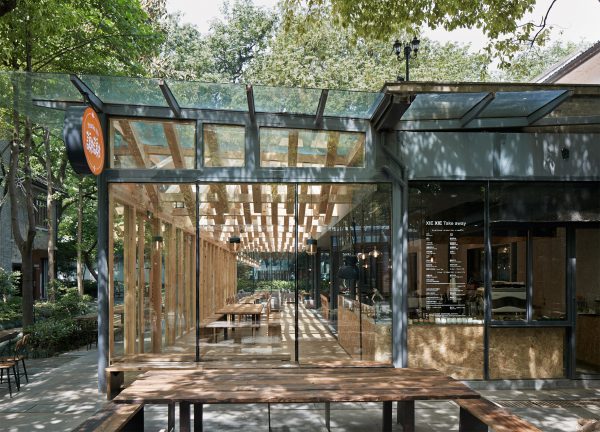 Thiết kế quán cafe không gian mở cùng cửa nhôm kính